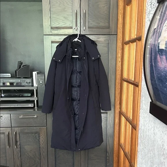 Uniqlo Navy Long Puffer Coat with Plush Detachable Hood - Picture 3 of 12